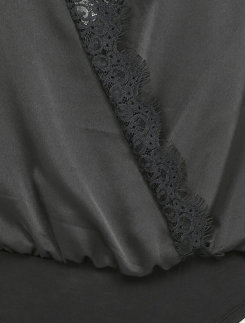 Satijnen body met kanten randen - Zwart - Image 3