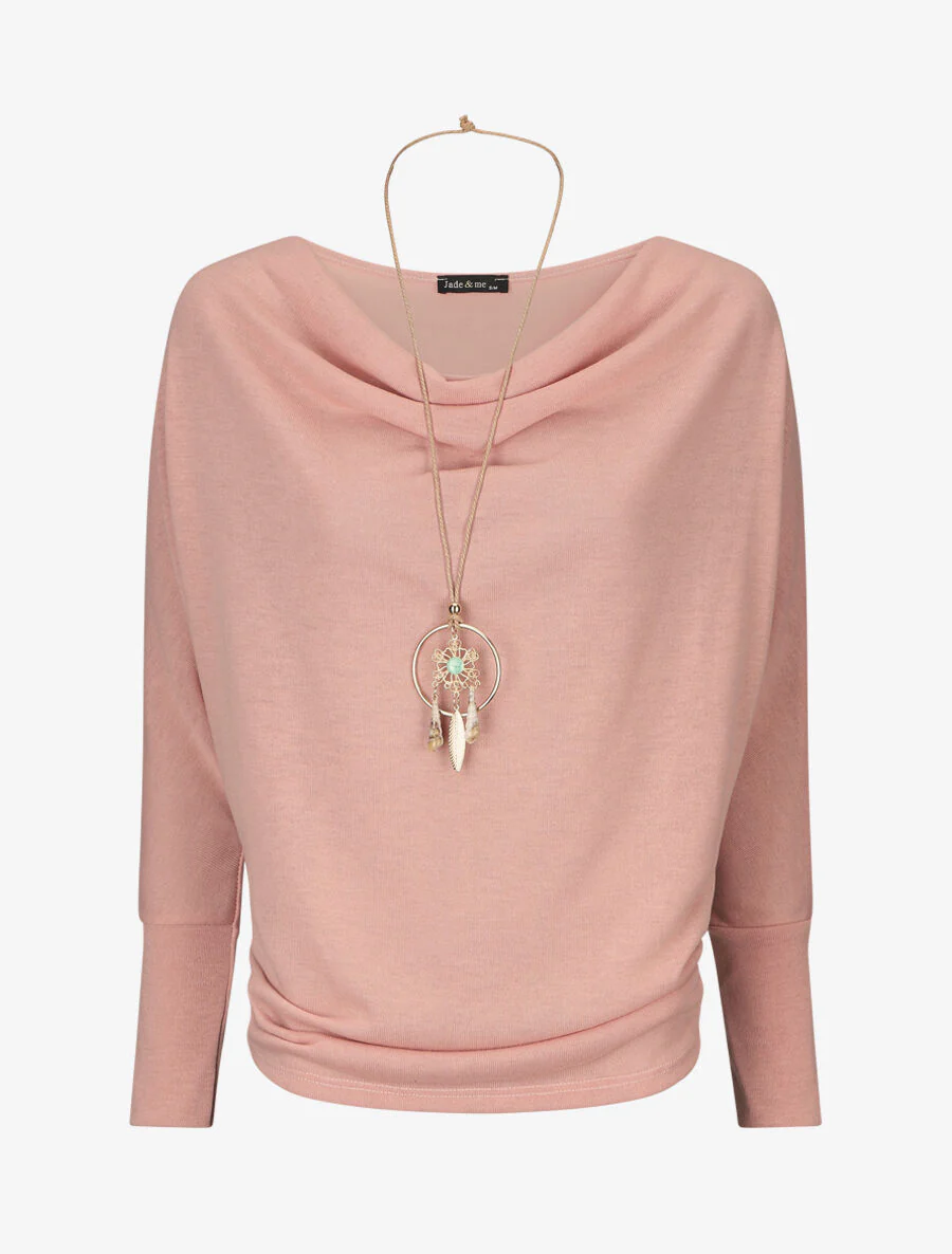 Een effen trui met een bijenkorfhals en een ketting - Roze