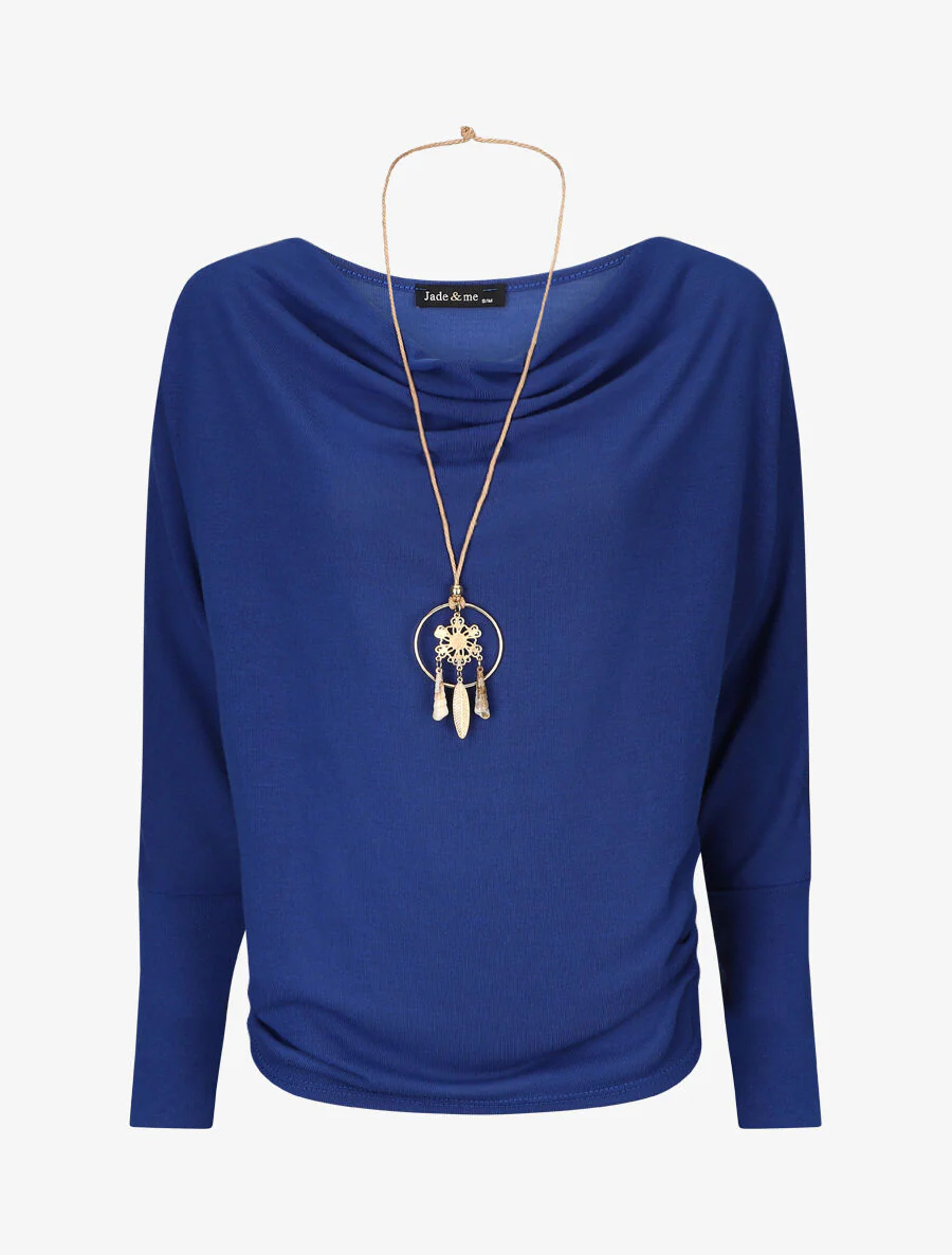 Een effen trui met een bijenkorfhals en een ketting - elektrisch blauw