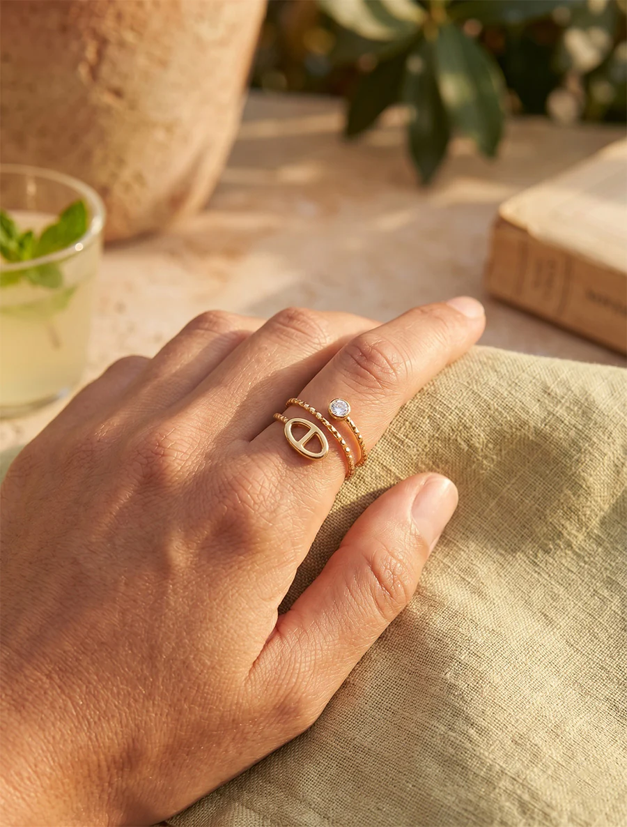 Fijne ring met ankerketting en strass. - Goud