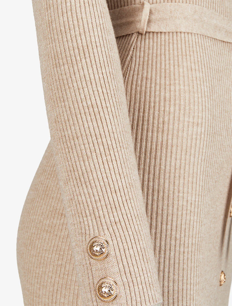 Gebreide halflange jurk met geribbelde stof en decoratieve knopen - Beige - Image 3
