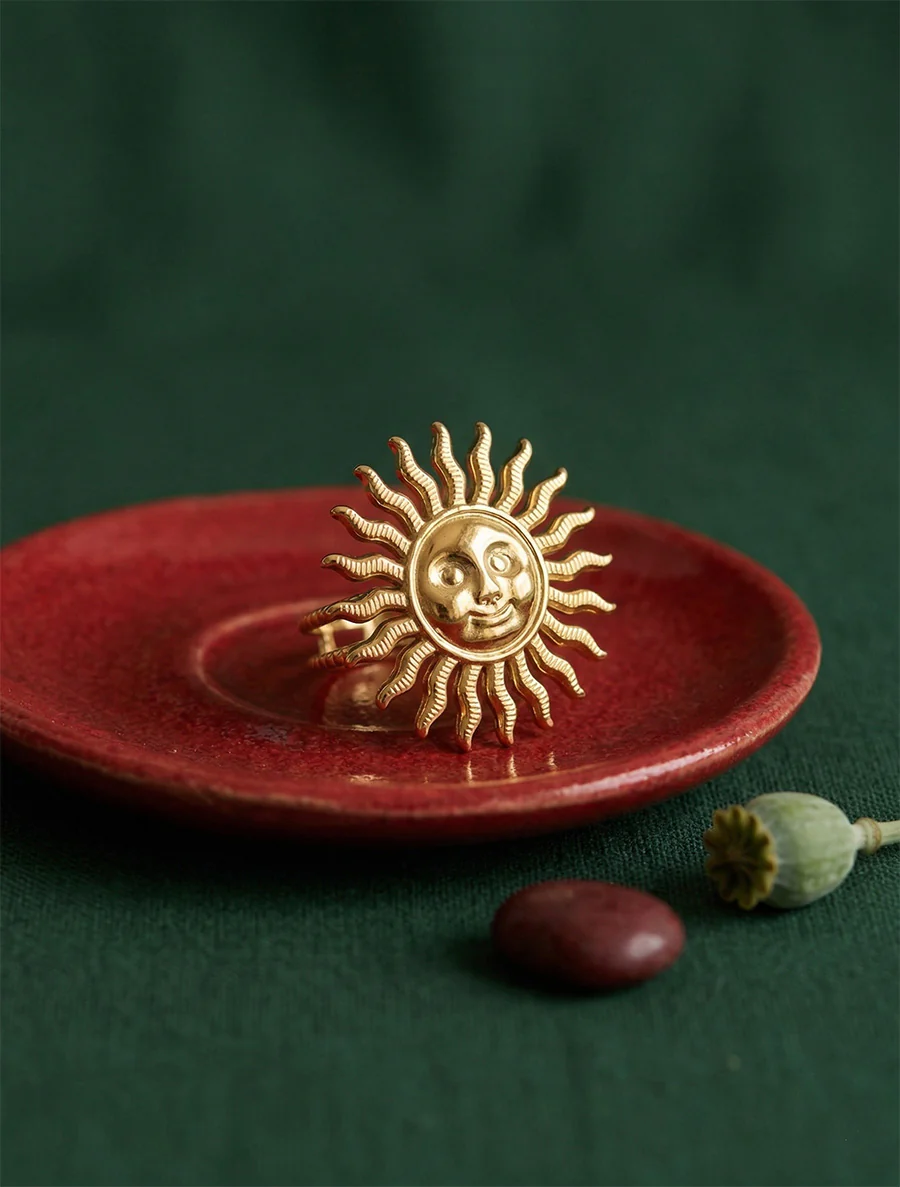 Gegraveerde ring met zonmotief - Goud