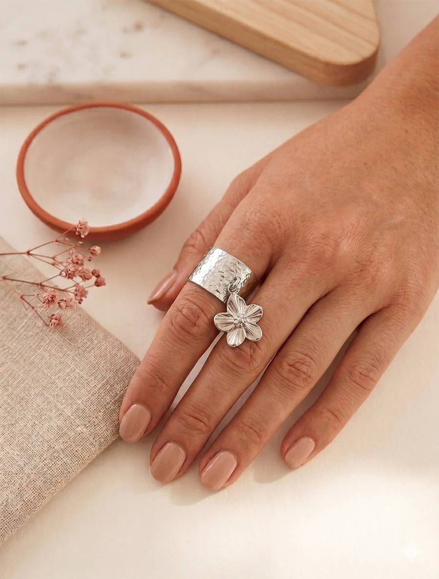 Gehamerde ring met bloemenbedel - Geld
