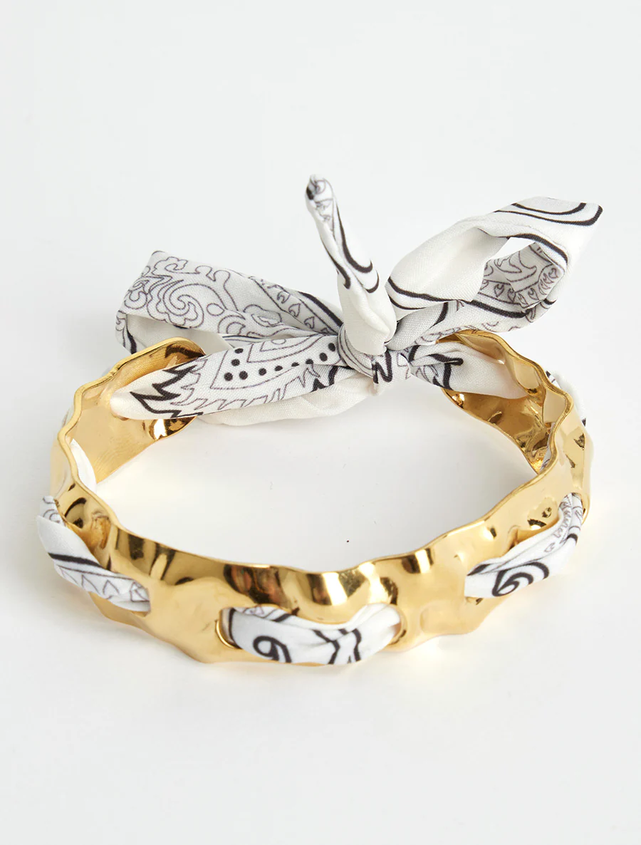 Gehamerde ring met decoratieve bandana-stijl verbinding. - Ecru - Image 2