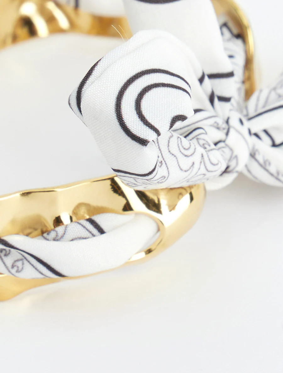 Gehamerde ring met decoratieve bandana-stijl verbinding. - Ecru - Image 3