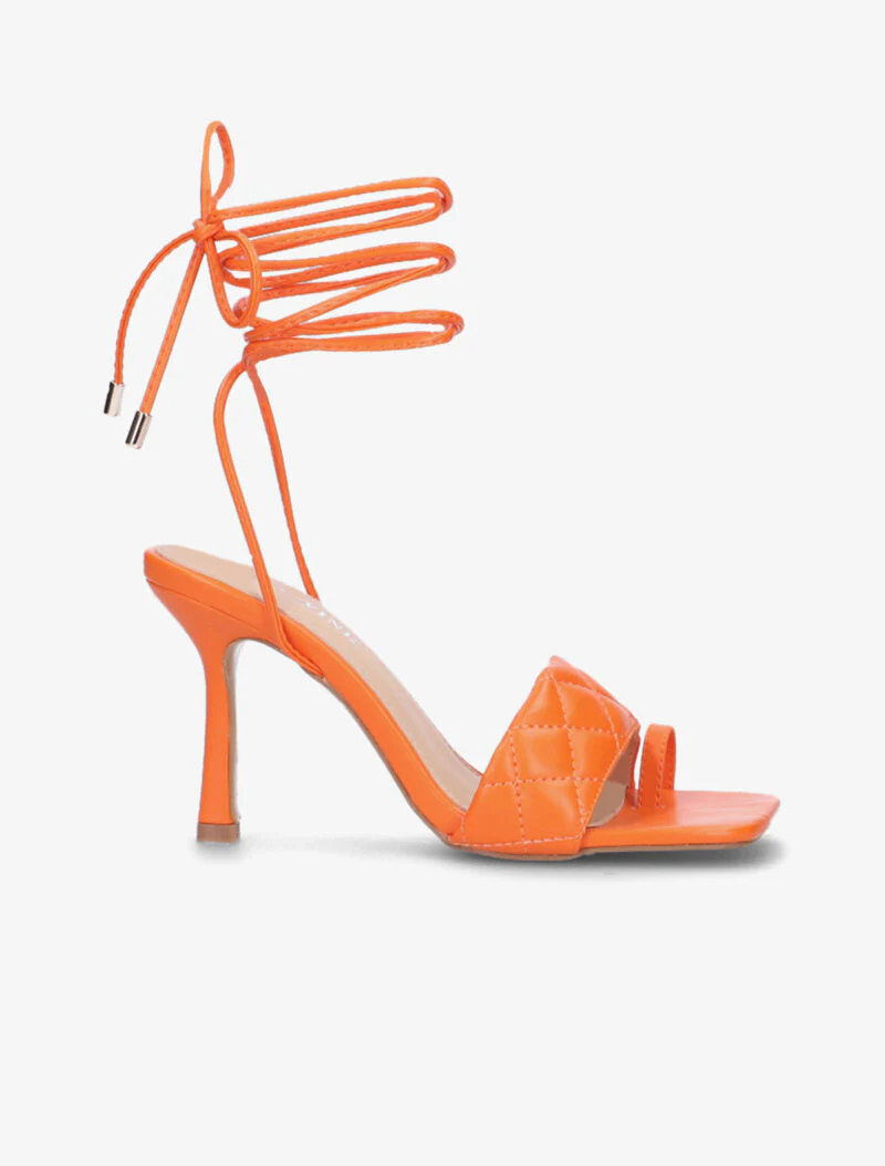 Gekussende sandalen met bandjes en strikken - oranje