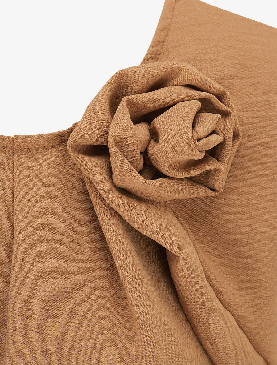 Geplooide top met bloem in reliëf - taupe - Image 3