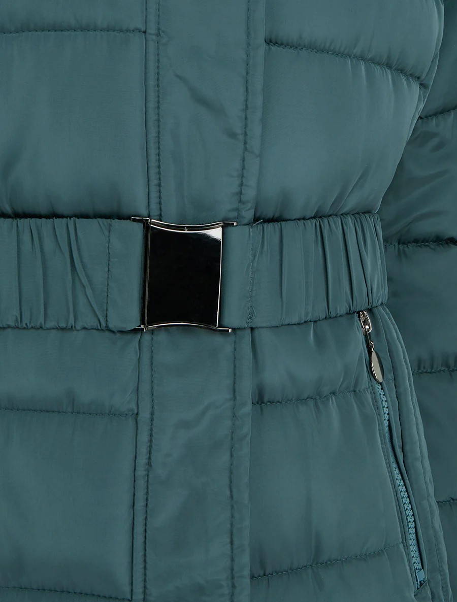 Gewatteerde jas met ceintuur en capuchon van imitatiebont. - Eendenblauw - Image 3