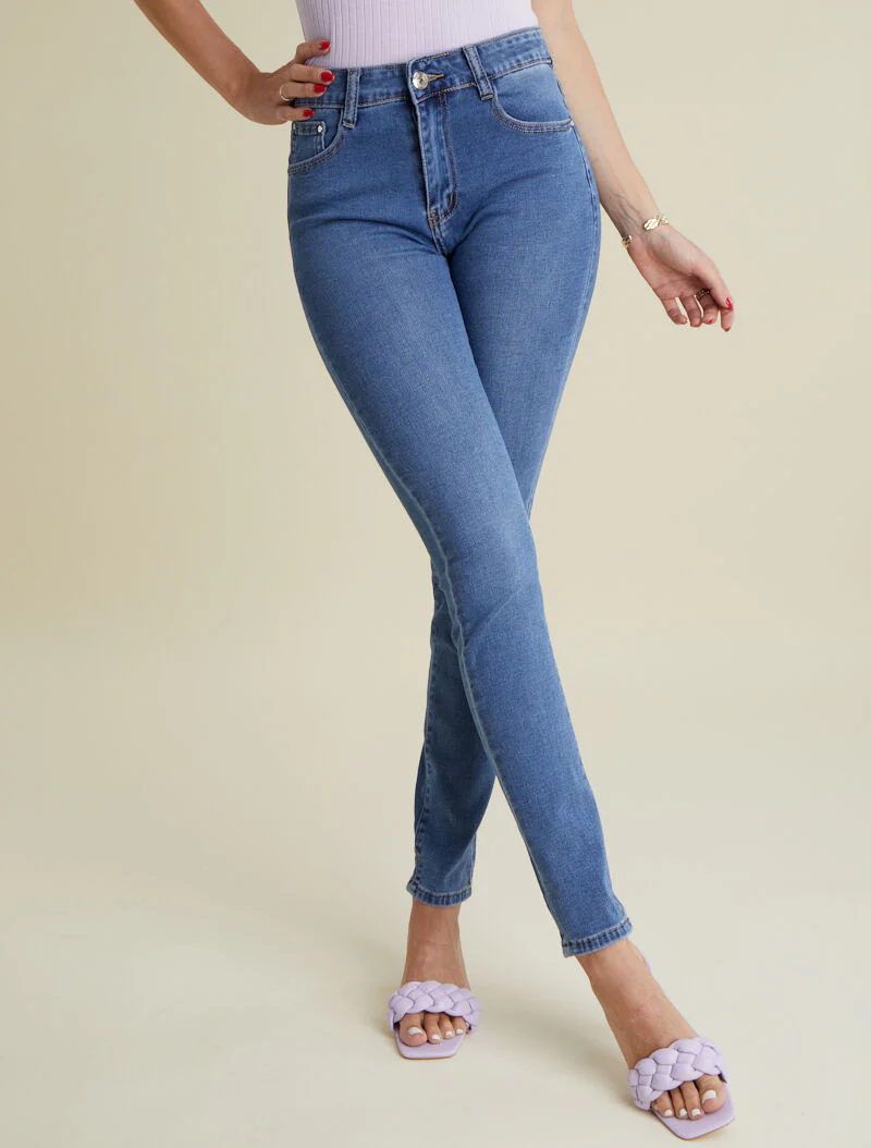 Jean met strass versierde achterzakken - blauw denim