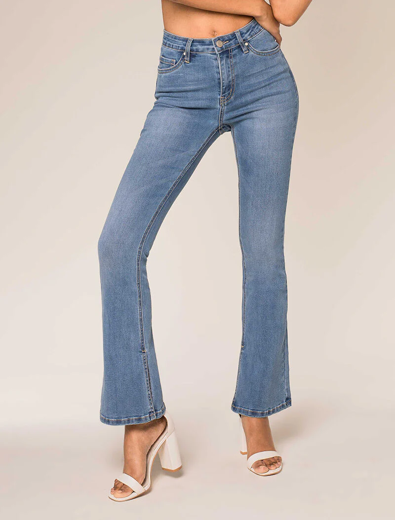 Jean met uitlopende pijpen en gespleten randen - blauw denim