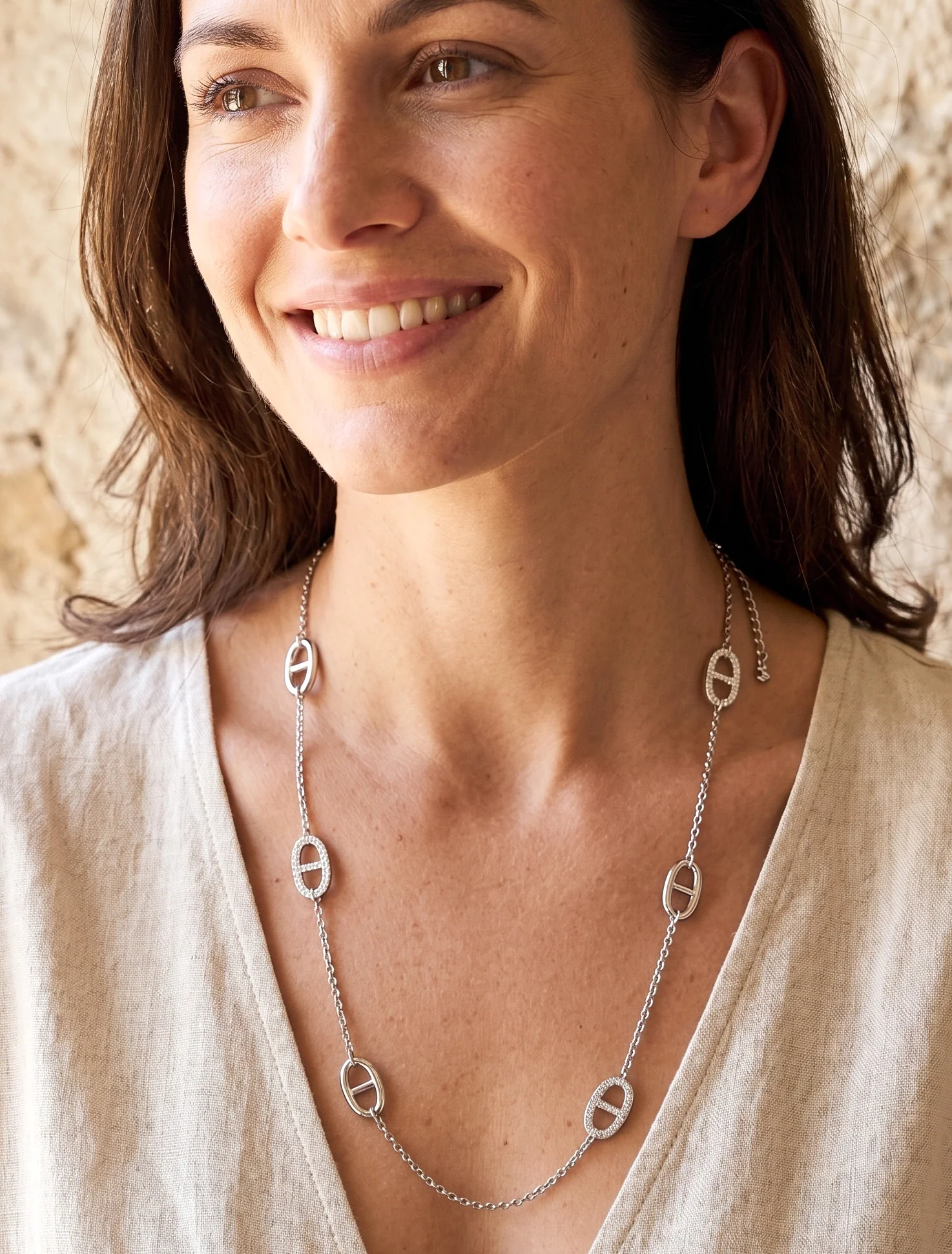 Ketting met gezette marine schakels. - Geld