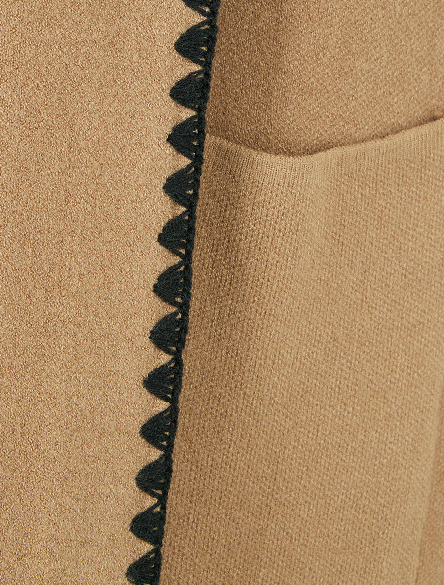 Lang vest met capuchon en geborduurde bies. - Kameel - Image 3
