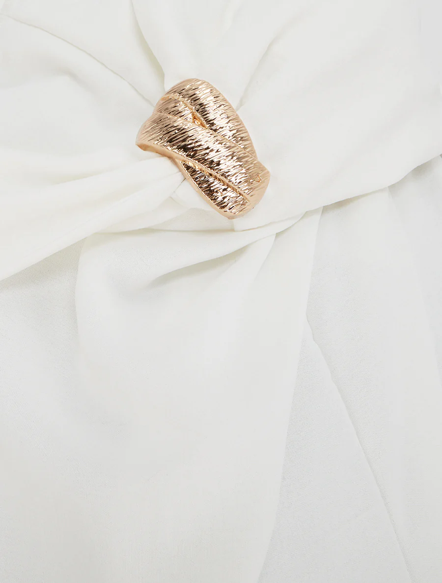 Lange effen jurk met V-hals en sieraden. - Wit - Image 3