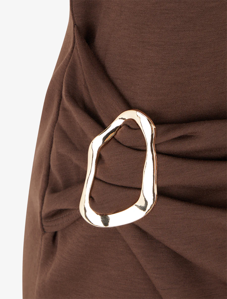 Lange jurk met split en sierstuk. - Bruin - Image 3