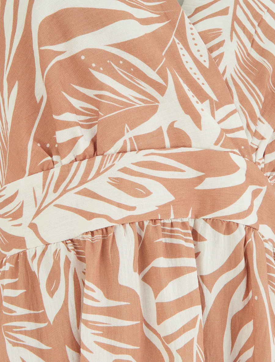 Lange rugloze jurk met bladeraandruk. - Terracotta - Image 3