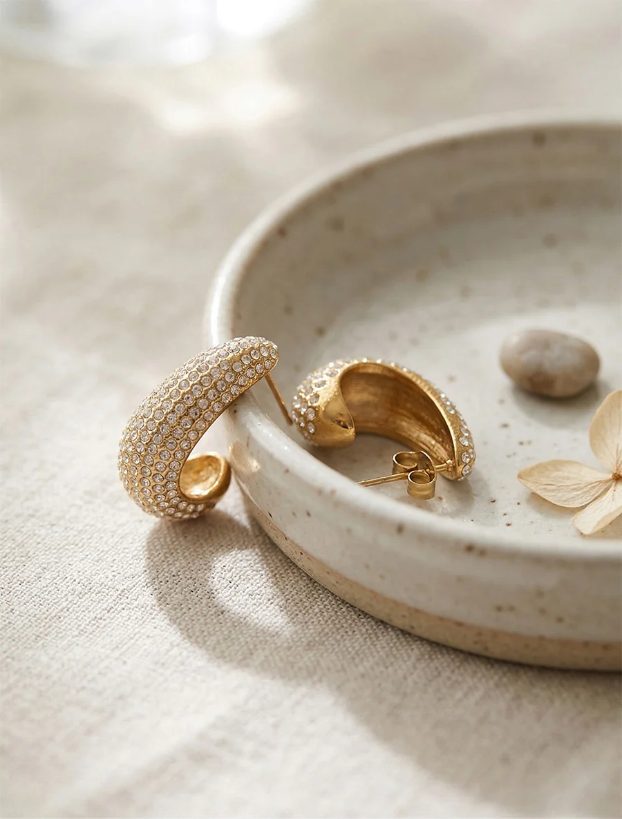 Langgerekte mini creolen met strass - Goud