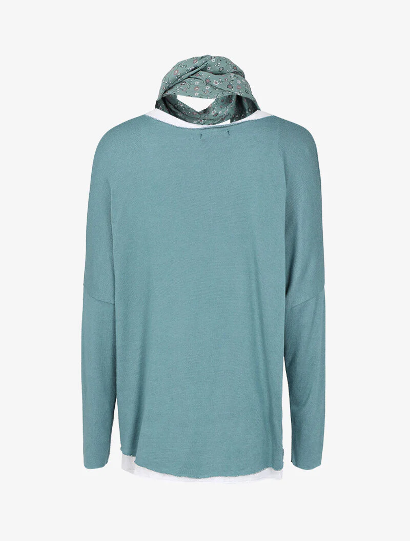 Losvallende trui met dolmanmouwen, gecombineerd met een sjaal en een tanktop - Karrenblauw - Image 2