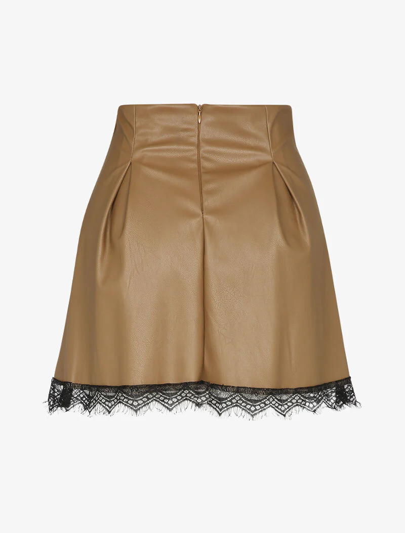 Mini rok in skaterstijl van imitatieleer met kanten randen - Camel - Image 2