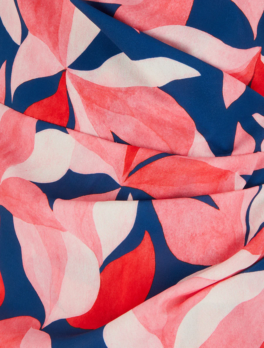 Mouwloze wikkeljurk met bladerprint. - Roos - Image 3