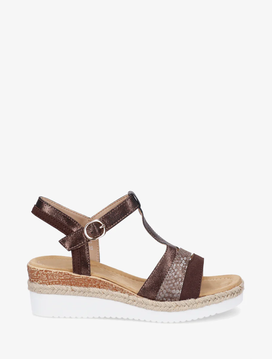Parelmoeren sandalen met een fantasie T-bandje. - Bruin