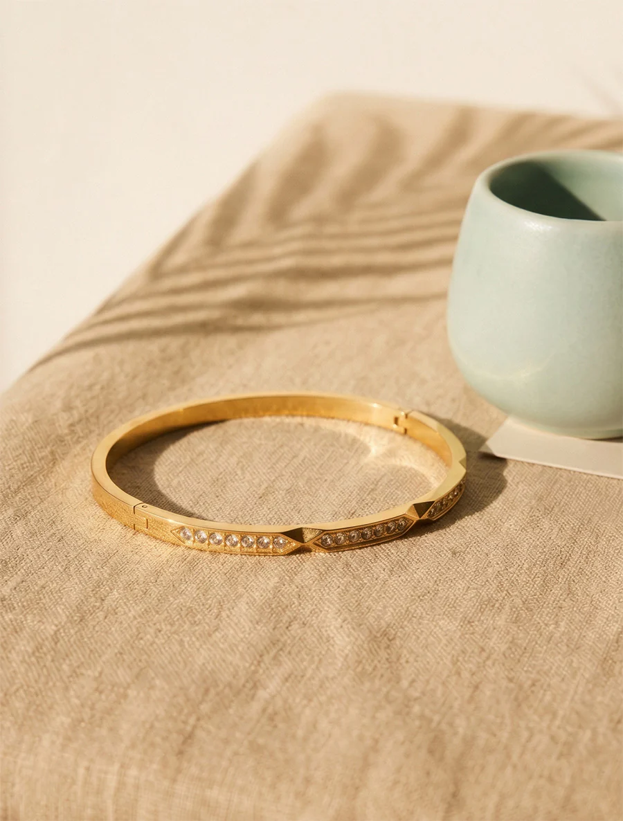 Ring met ingelegde witte zirkonia's - Goud