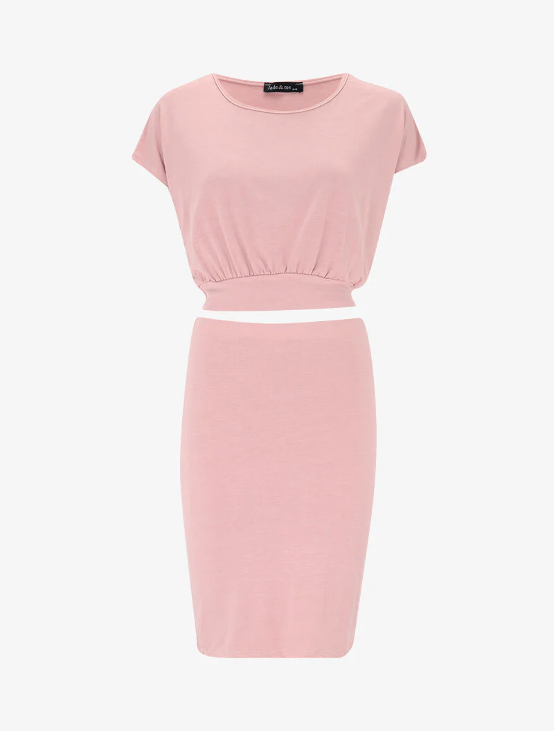 Samenstelling van een crop top en een rok - roze