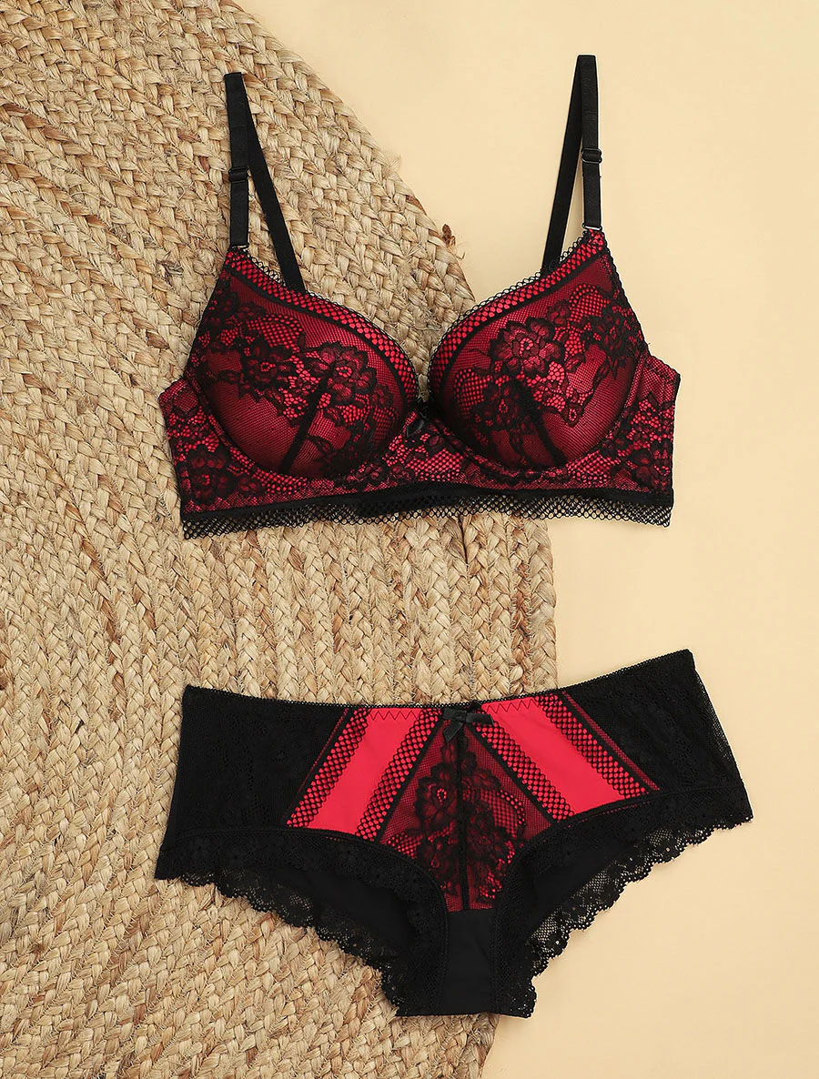 Set met fijne bloemenborduursels en shorty - Zwart/rood