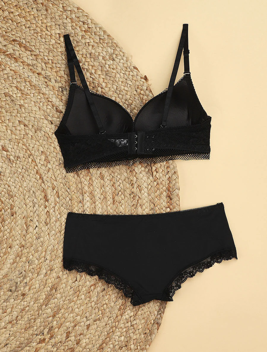 Set met fijne bloemenborduursels en shorty - Zwart - Image 2