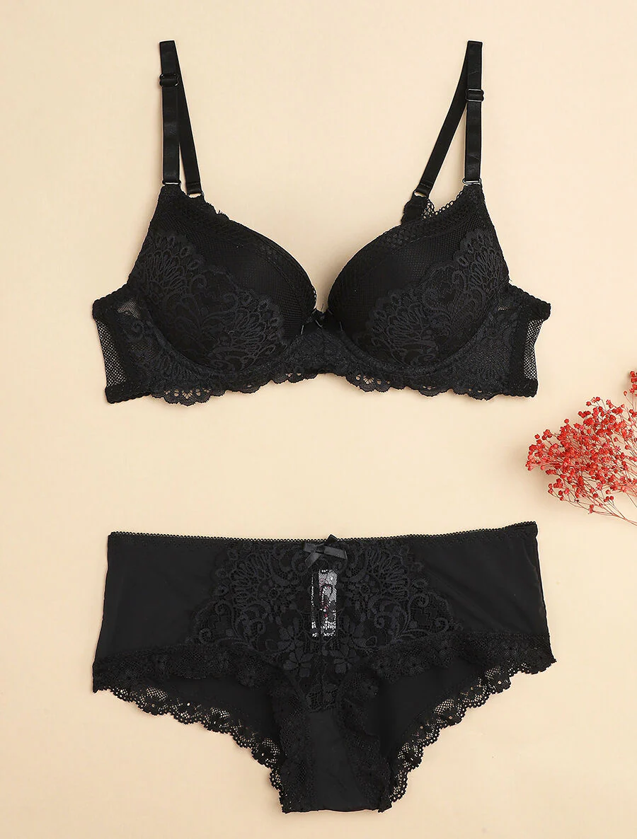 Set met fijne geborduurde festonrand en shorty - Zwart