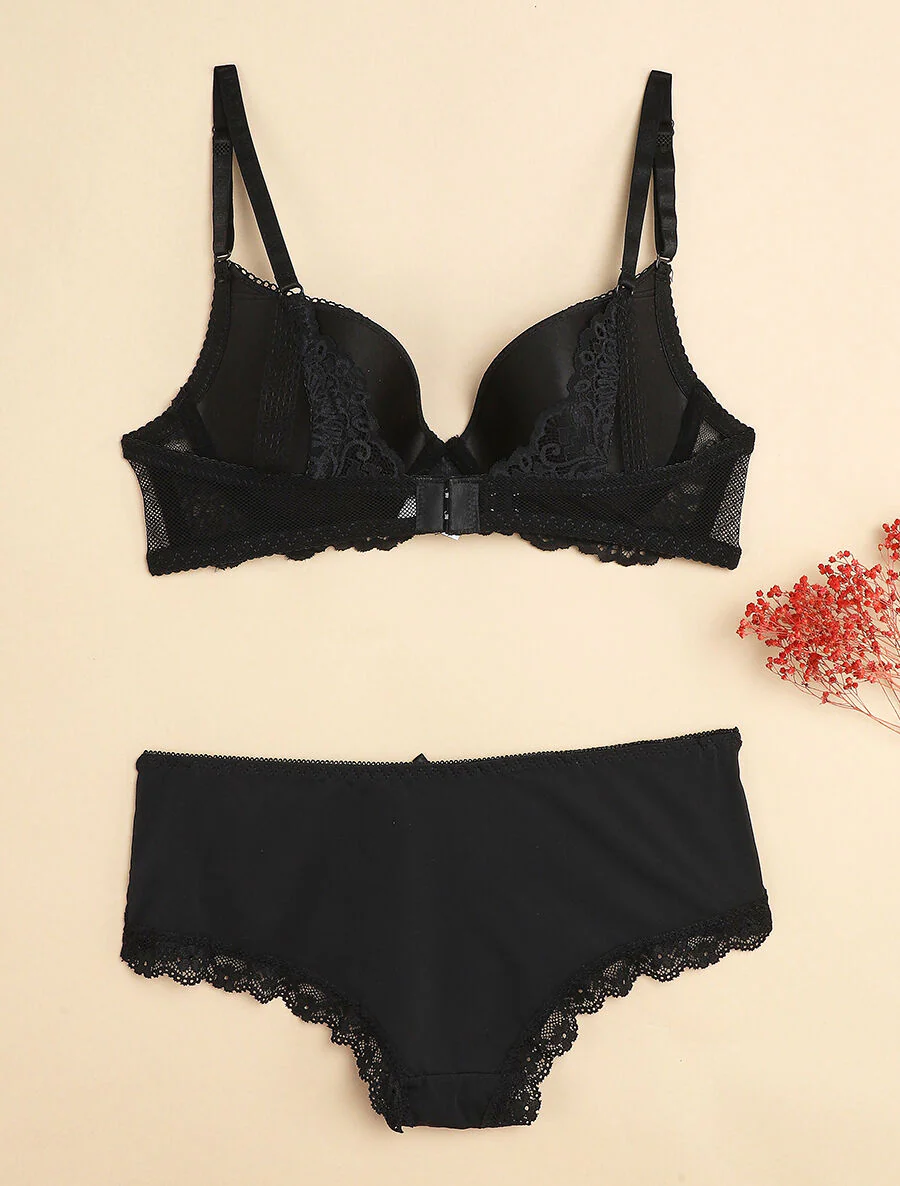 Set met fijne geborduurde festonrand en shorty - Zwart - Image 2