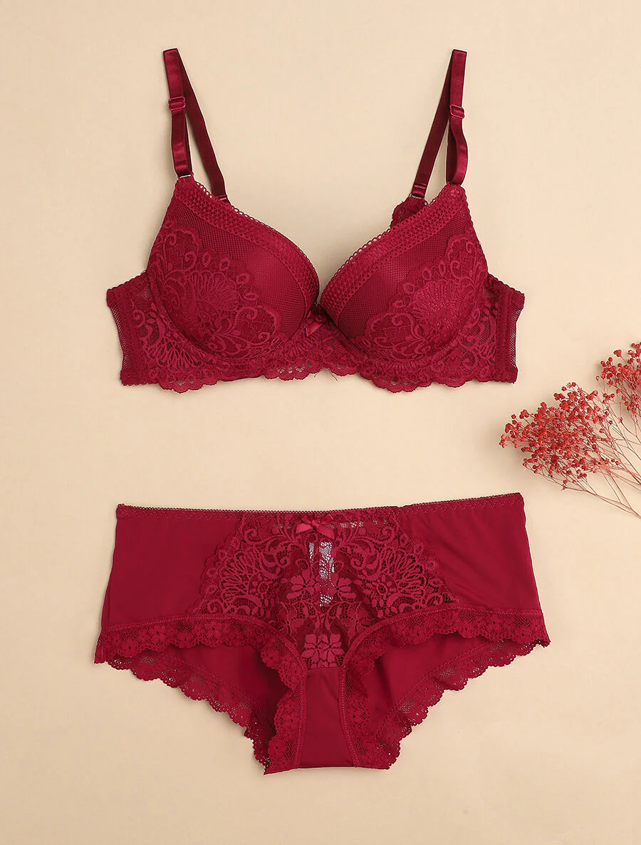 Set met fijne geborduurde festonrand en shorty - Pruim