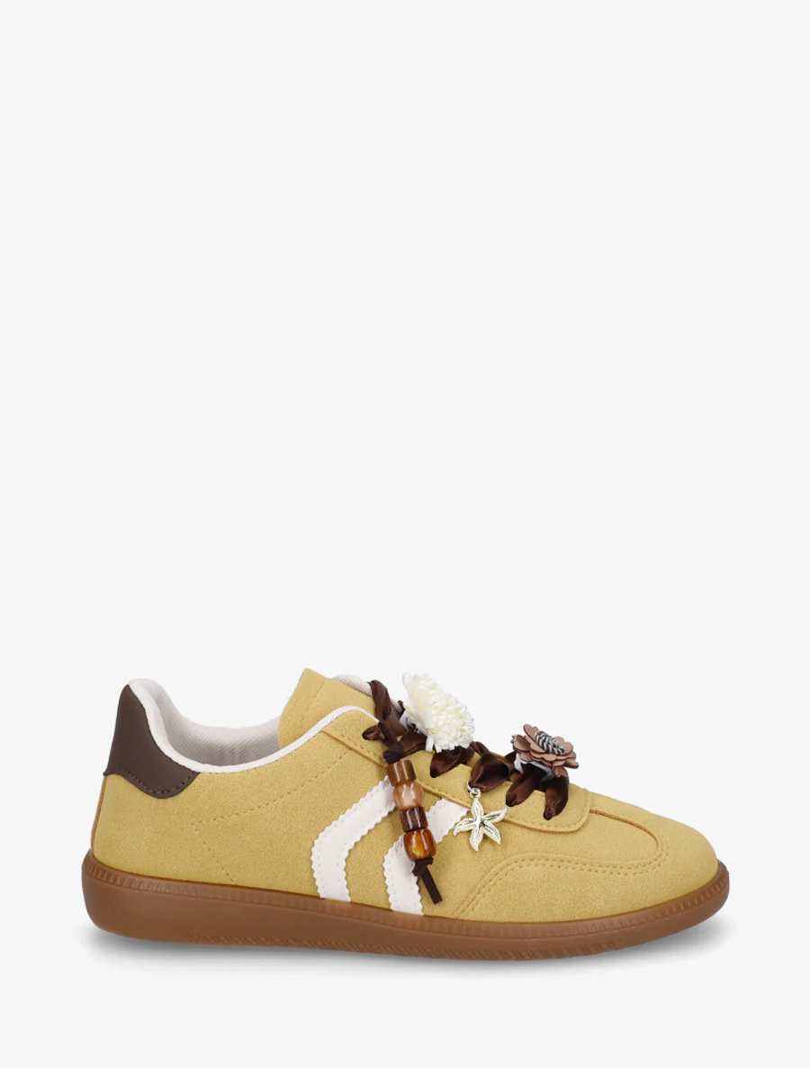 Sneakers met bloemen- en houten parelinzetstukken - Mosterdgeel