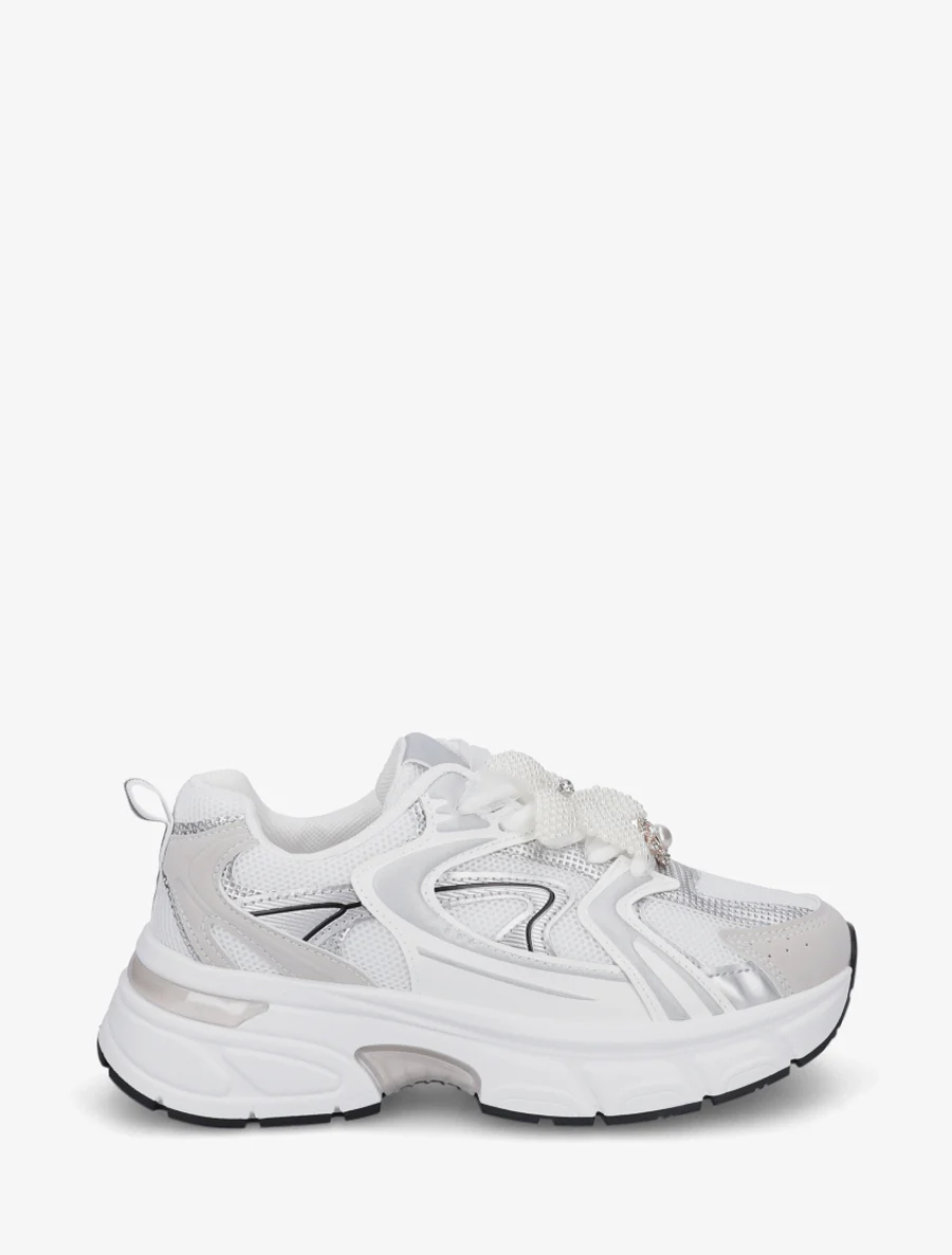 Sneakers met lintveters en bloem van parels - Geld