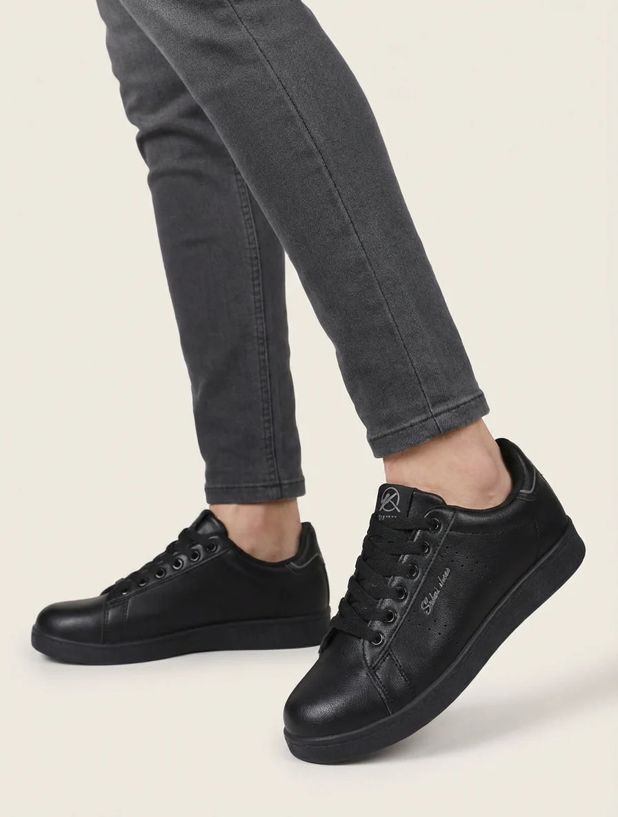 Sneakers van imitatieleer met geborduurde inscriptie - Zwart - Image 5