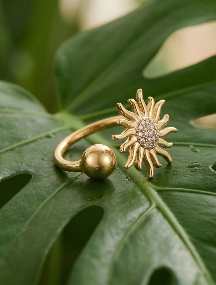 Verstelbare ring met zonmotief en strass. - Goud