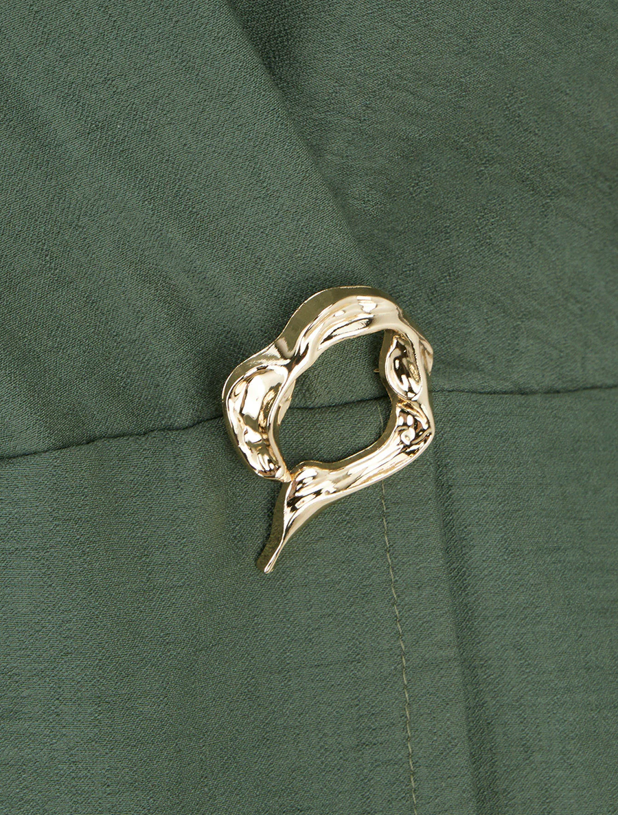 Wikkeljurk-stijl playsuit met broche - Kaki - Image 3