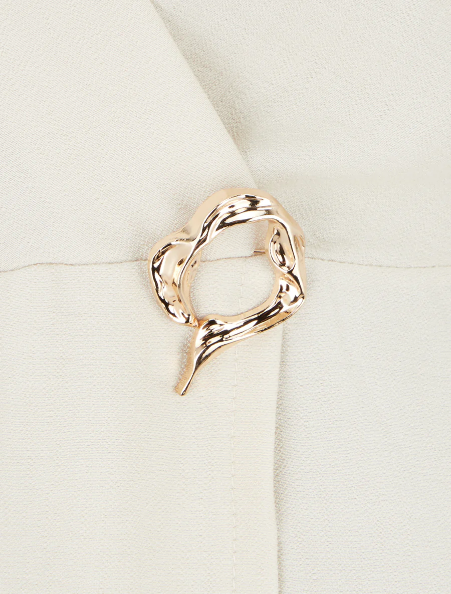 Wikkeljurk-stijl playsuit met broche - Beige - Image 3